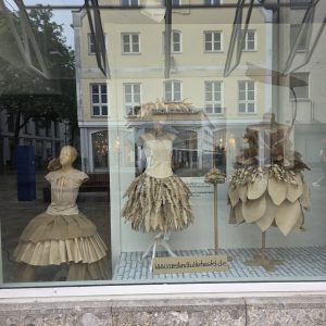 Kleidung aus Karton