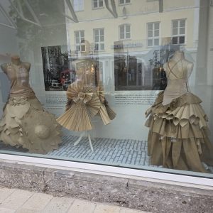 Kleidung aus Karton 2